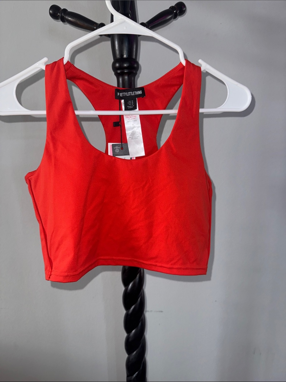 PrettyLittleThing Red Racerback Sports Crop Top 1.T